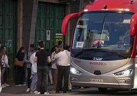 Viajeros en una de las paradas del servicio de Avanza en la carretera de San Rafael durante la huelga.