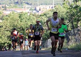 Varios corredores suben aún agrupados una de los primeros desniveles de la prueba de este domingo.