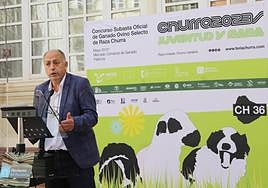 Mariano Paramio, presidente de Anche, presenta la feria en el patio del Palacio Provincial.