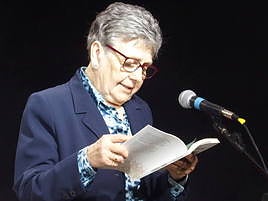 Petra de la Calle, de la localidad vallisoletana de Rábano, lee uno de sus poemas.