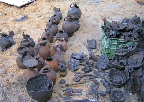 Imagen secundaria 1 - Arriba, paramento relacionado con el límite norte de las construcciones del Malcocinado. Debajo, a la izquierda, conjunto de materiales arqueológicos recuperados del interior del pozo. A la derecha, excavación del pozo en el subsuelo del mercado del Val. 