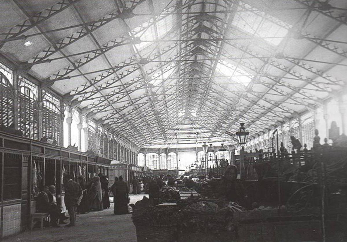 Interior del mercado del Val a principios del siglo XX.