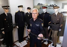 El inspector jefe González Clavero muestra el antecedente de la actual defensa de goma.