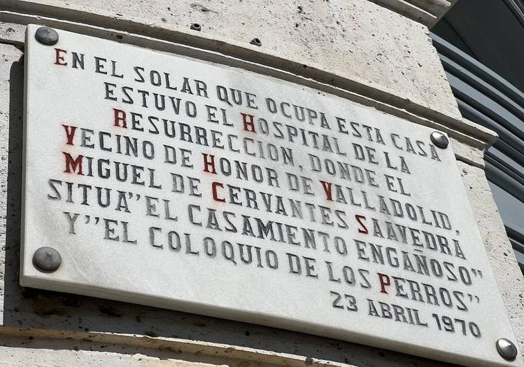 Placa colocada en la fachada de la Casa Mantilla de Valladolid.