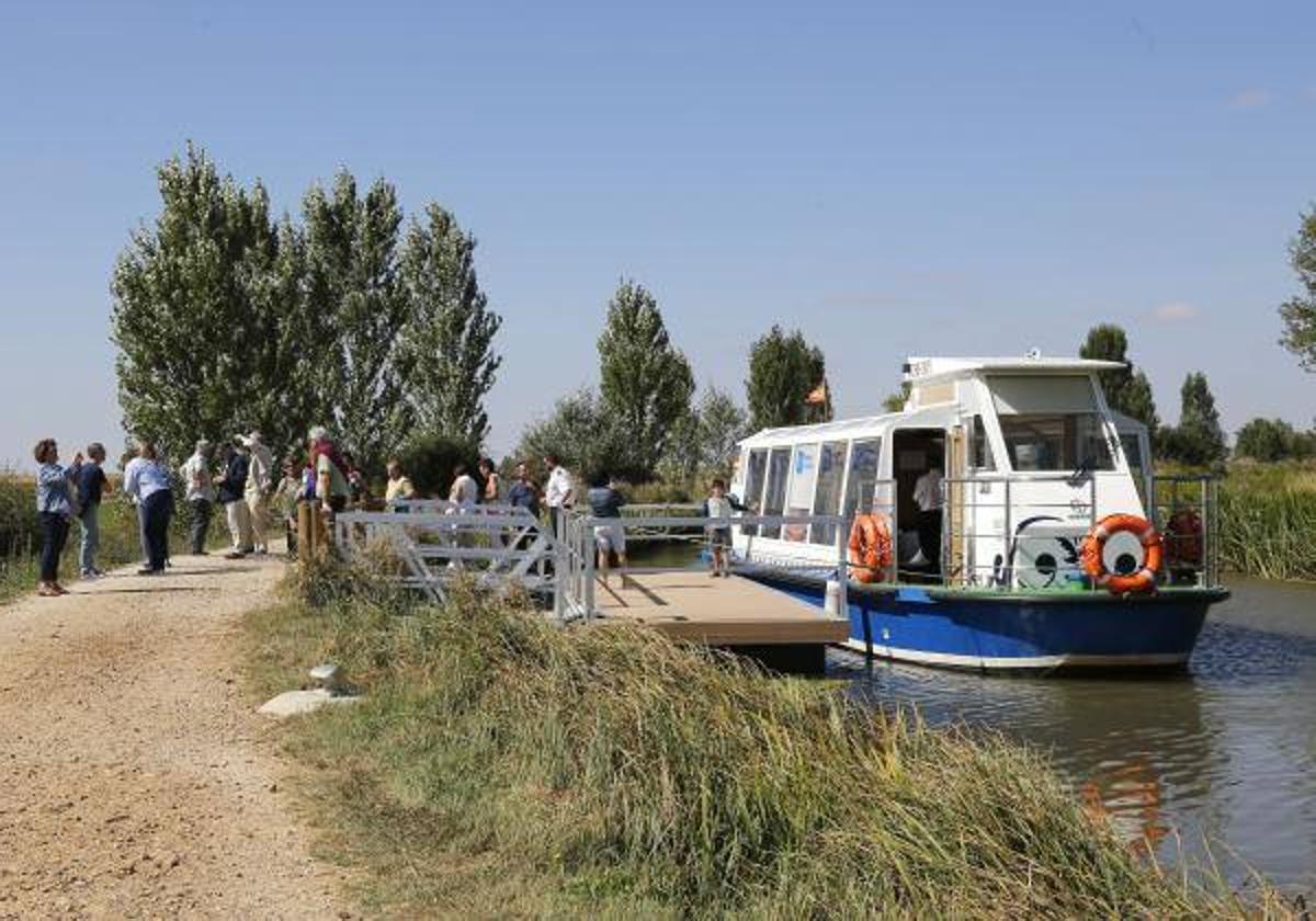 Barco turístico del Canal de Castilla en Frómista.