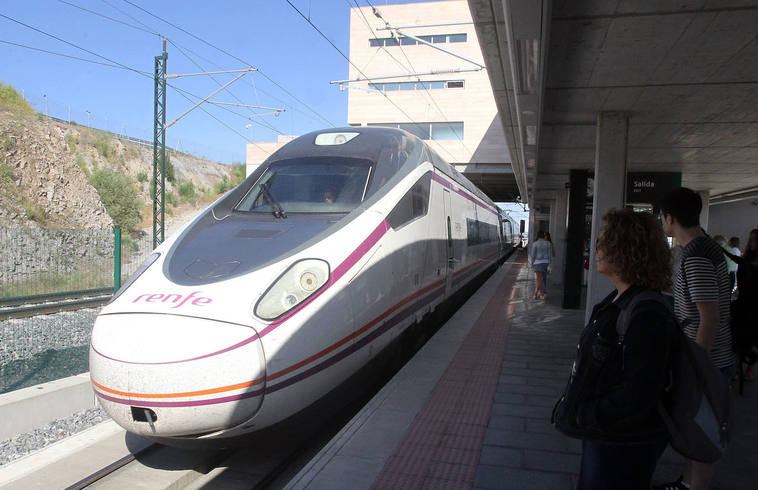 Usuarios esperan en el andén de la estación Segovia-Guiomar.