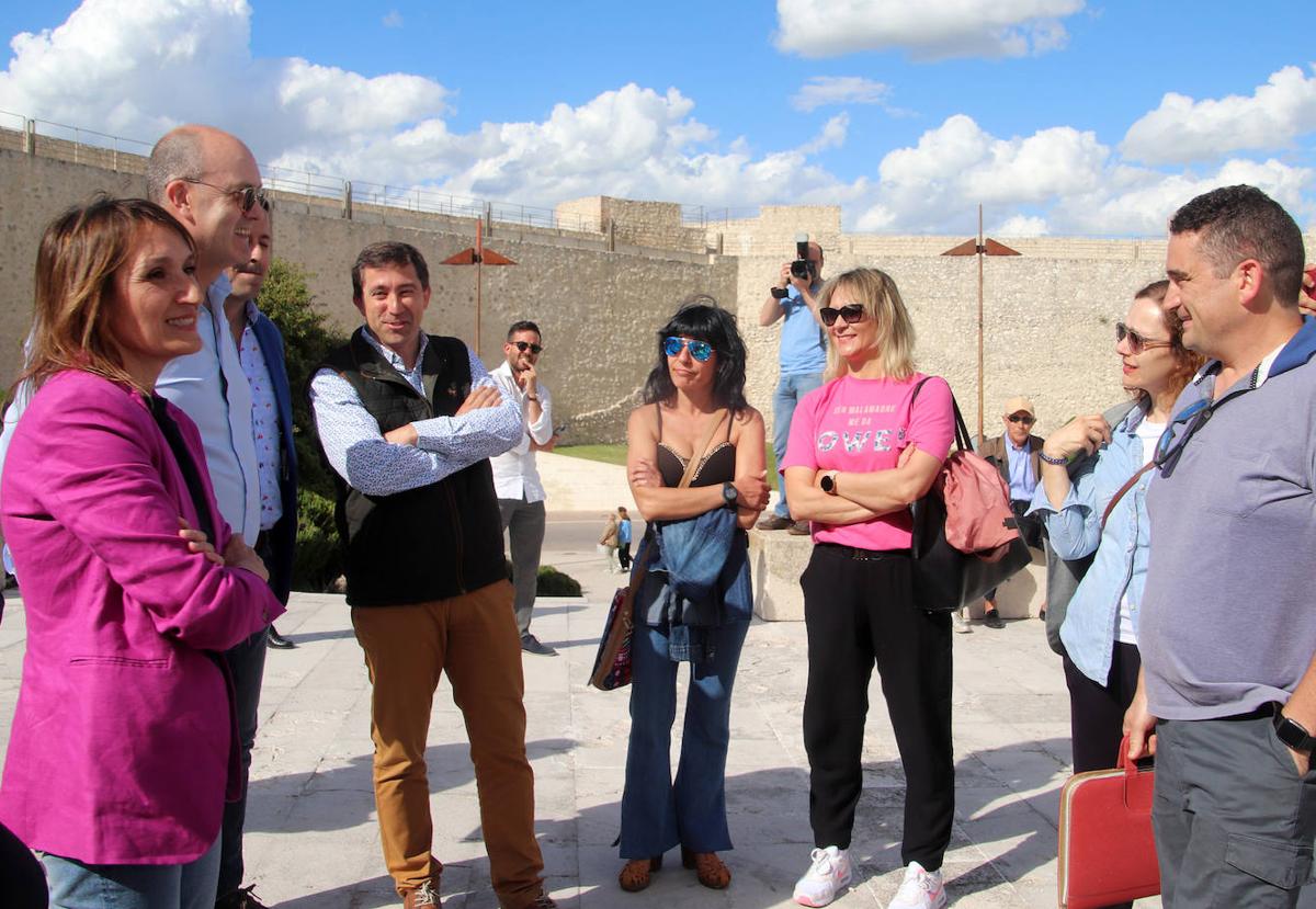 La consejera de Educación, Rocío Lucas (1º por la izquierda), en su visita de este martes a Cuéllar.