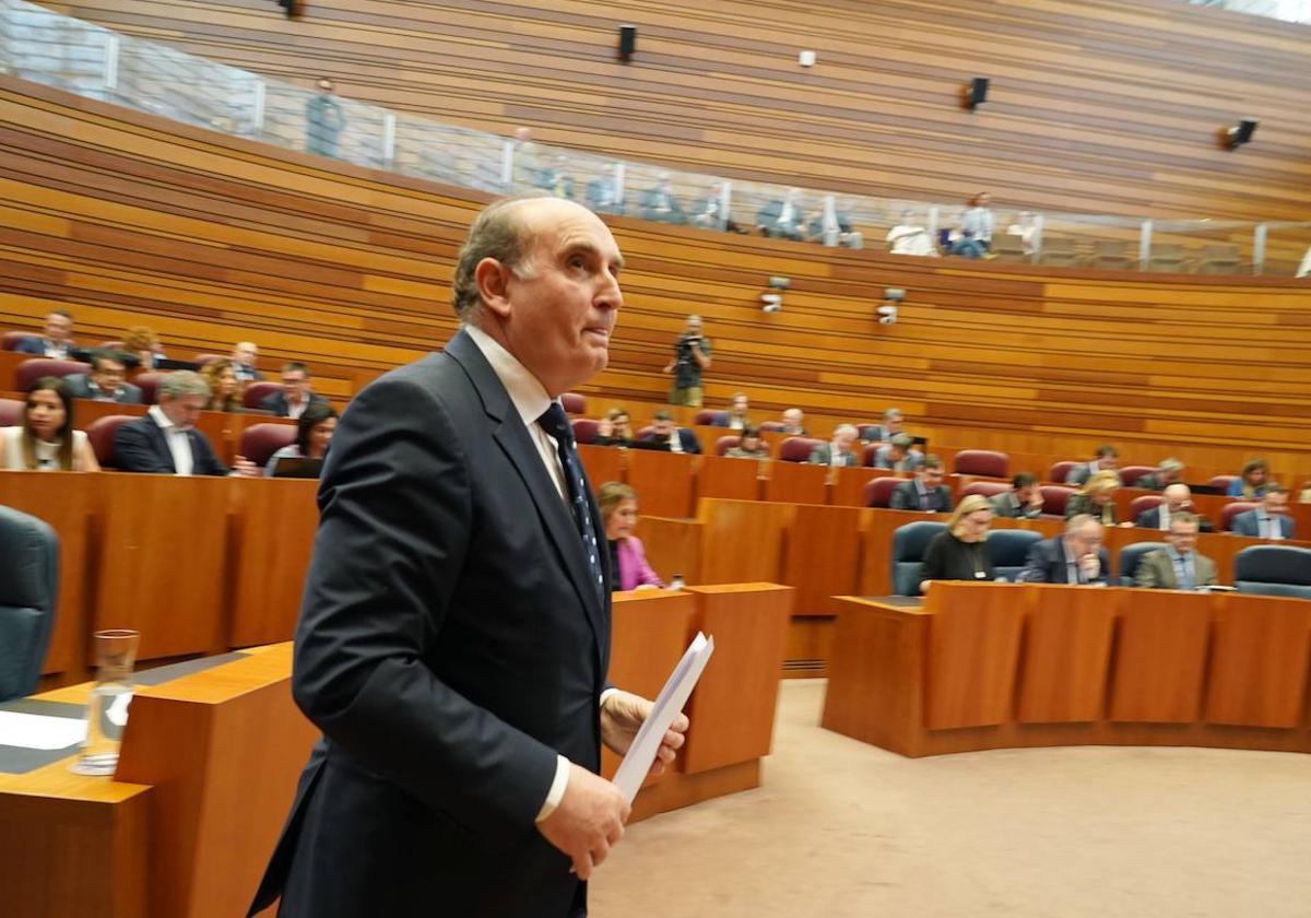 El Procurador del Común, Tomás Quintana, da cuenta de su informe sobre 2022 en el pleno de las Cortes de Castilla y León.