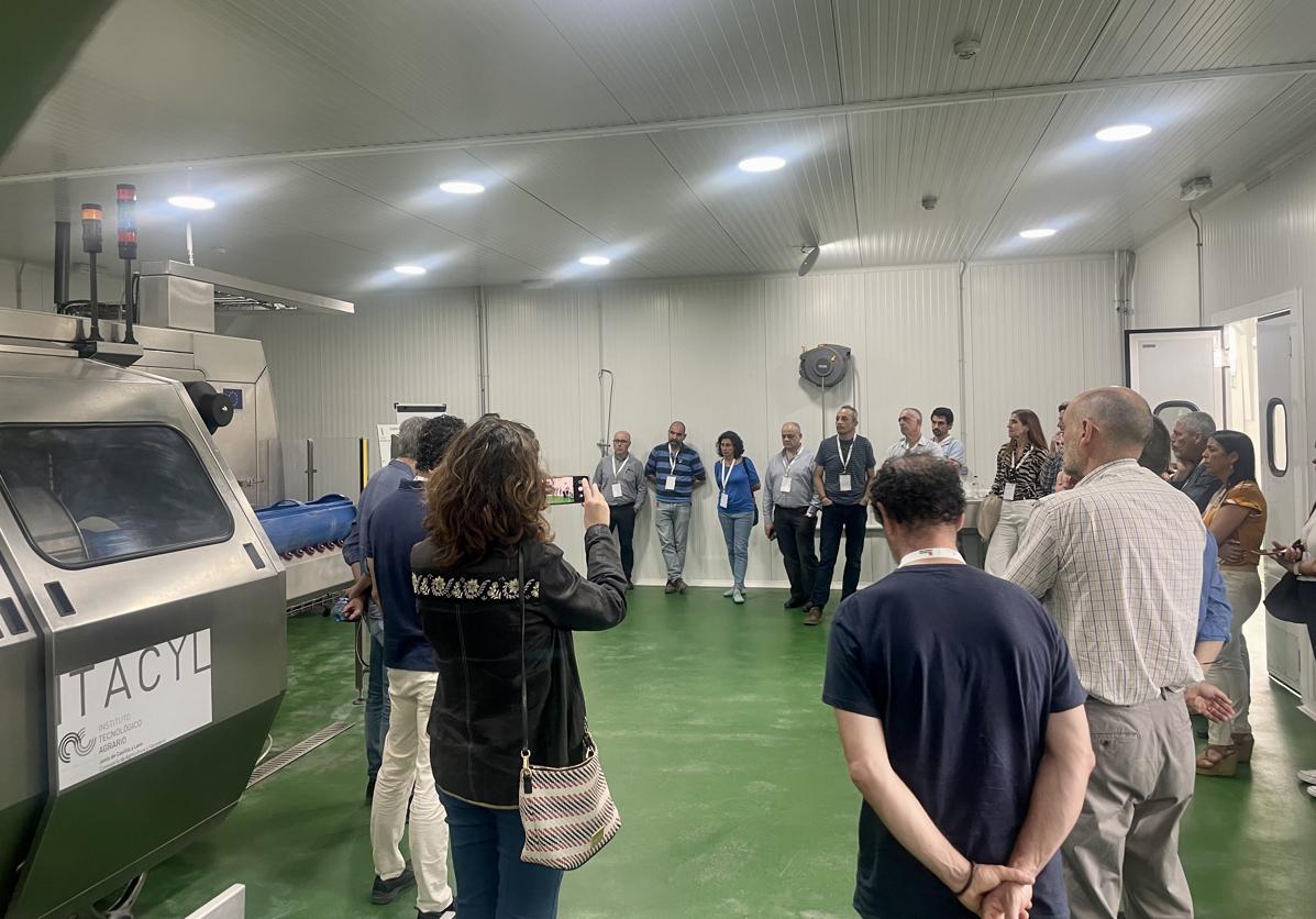 Un grupo de investigadores durante una visita a las instalaciones de Itacyl.