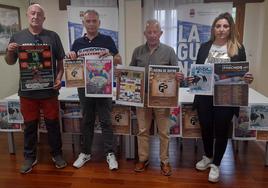 Juan Carlos Pérez, presidente de la Asociación de Peñas; Isidro Pérez, concejal de festejos; el alcalde, Román Rodríguez, y Estela Crespo, concejala de Turismo, en la presentación de los carteles festivos.
