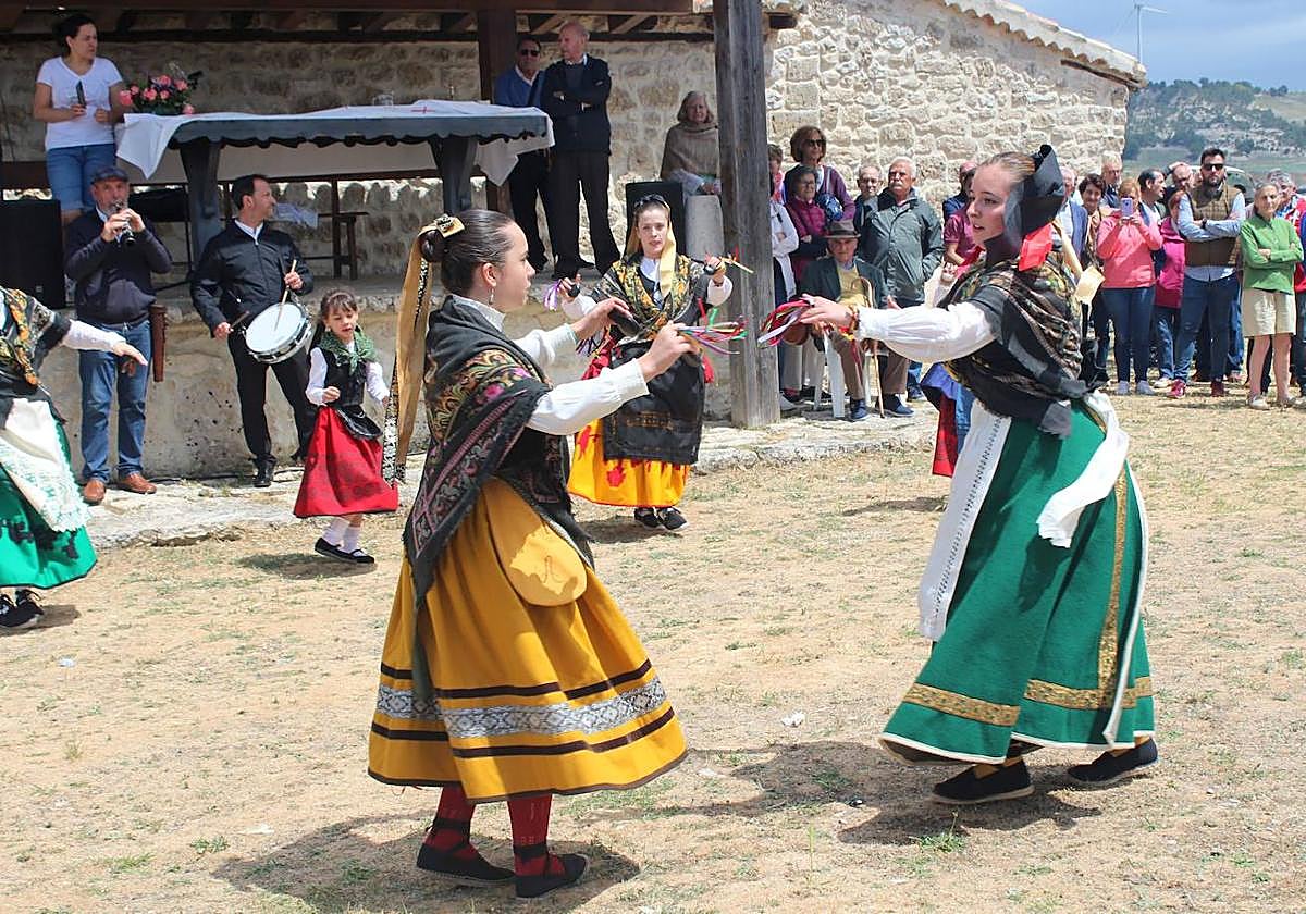 El grupo de danzas La Cobata animó la fiesta.