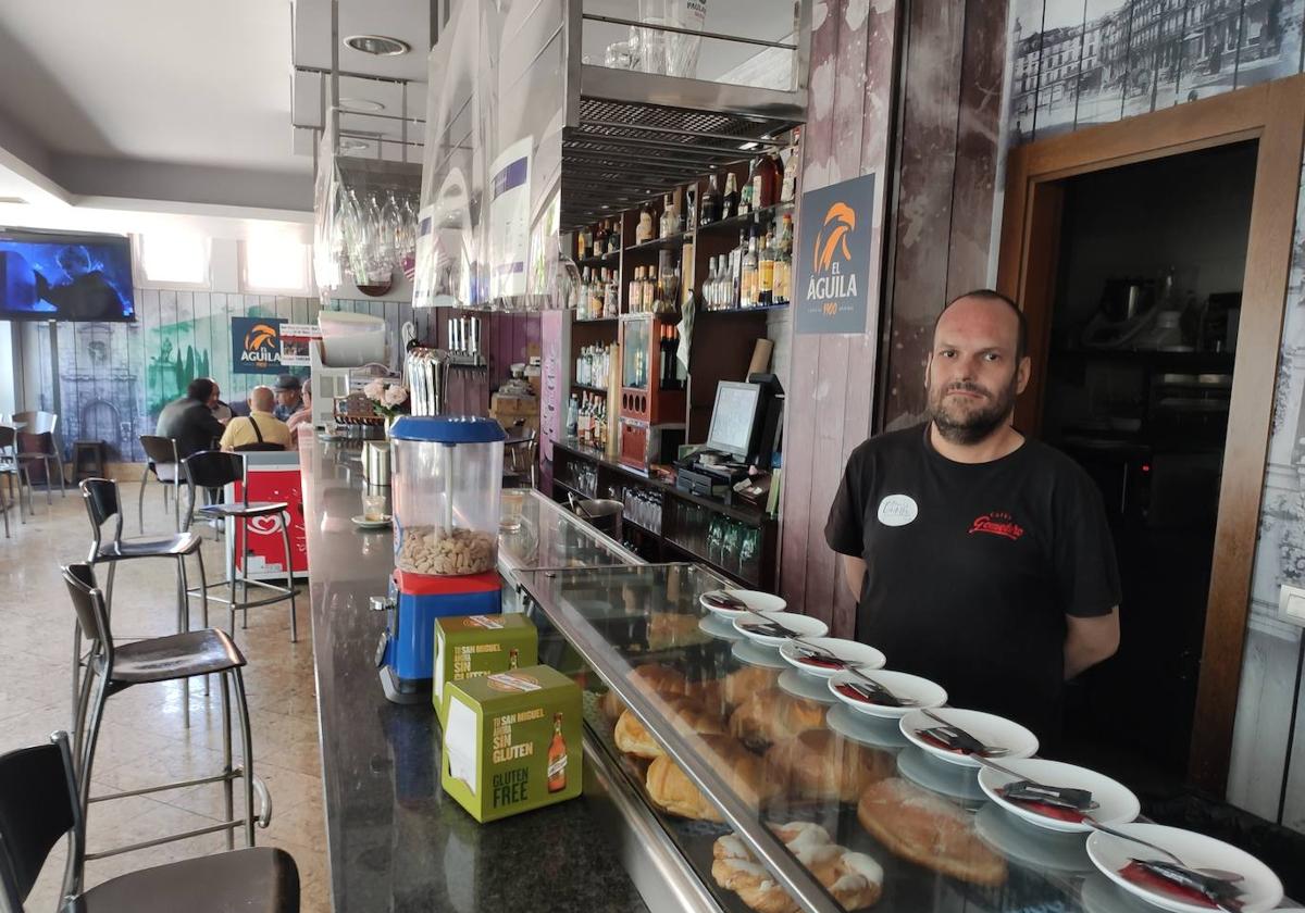 Julián González, dueño del bar Plaza de Castilla, tras la barra de su negocio a la que saltó el ladrón para llevarse la recaudación.