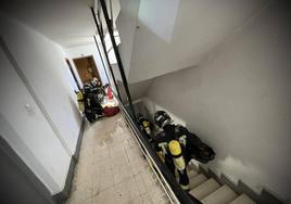 Los bomberos, este martes en el lugar de los hechos.