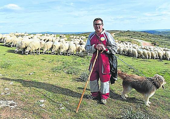 José Luis Fraile, con su rebaño de ovejas y su perro.