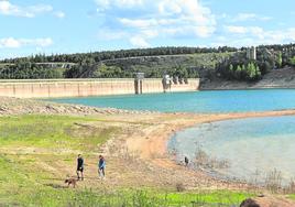 Estado que mostraba el embalse de Aguilar de Campoo en el inicio de este mes de mayo. Todo el terreno que se ve está bajo las aguas en un año normal de lluvias.