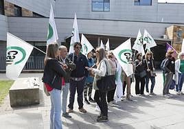 Concentración de sindicatos, este miércoles ante el centro de salud de La Puebla.