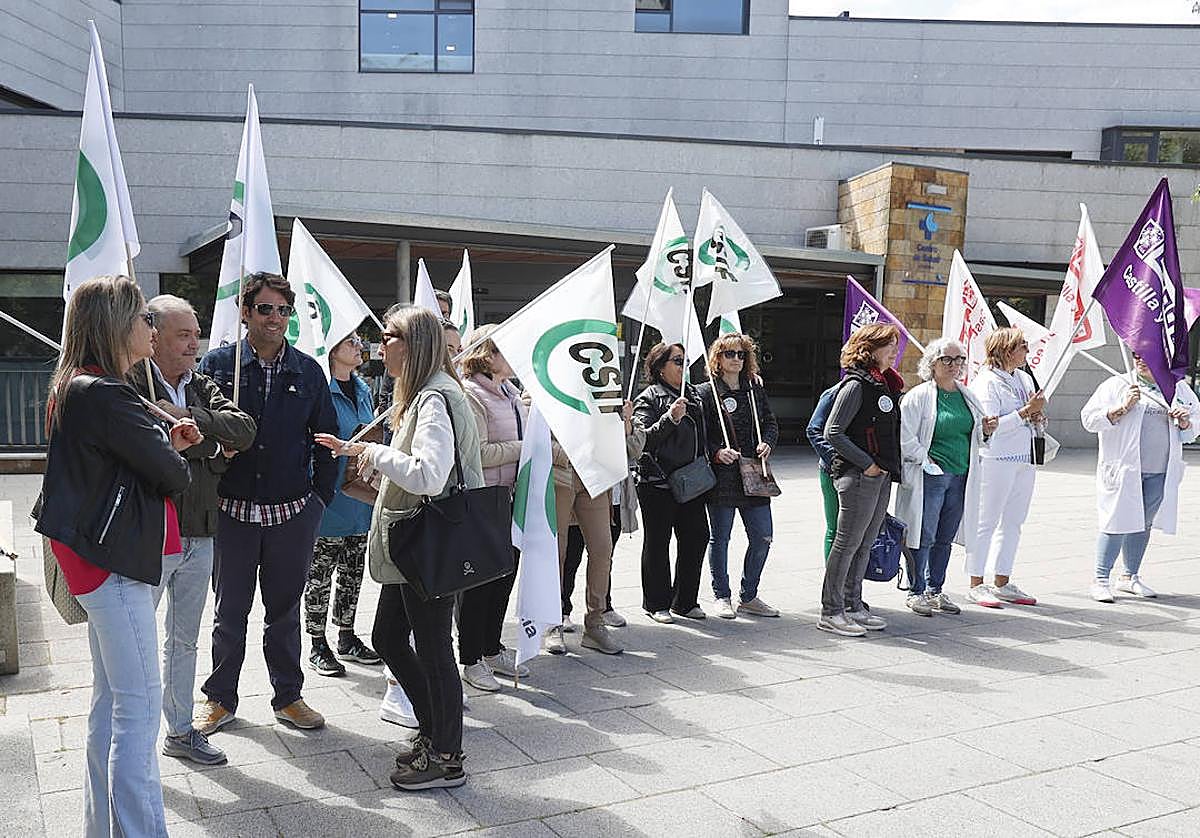Concentración de sindicatos, este miércoles ante el centro de salud de La Puebla.