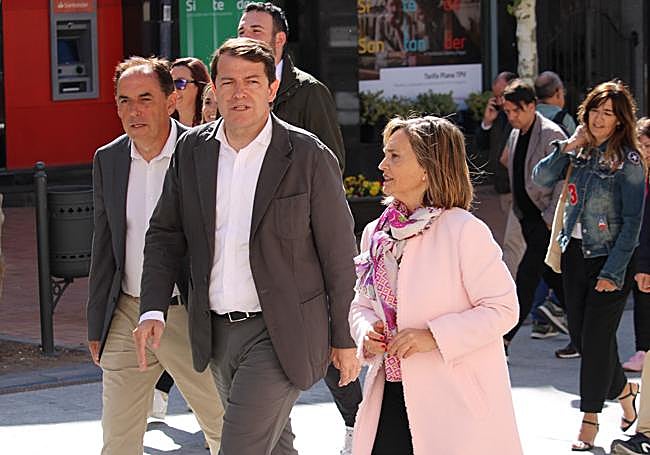 Alfonso Fernández Mañueco, junto a la candidata del PP en Ólvega (Soria), este miércoles.