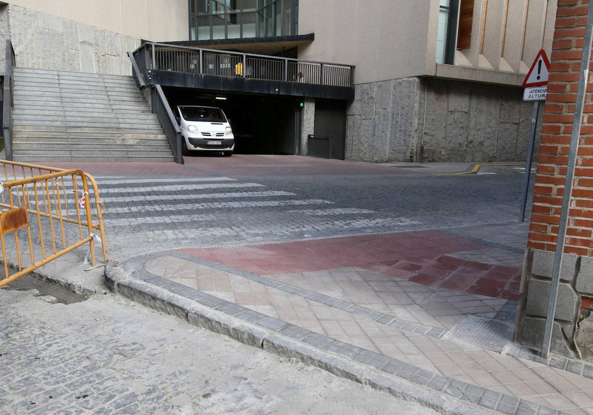 Acera readaptada con un ángulo de giro en esquina de la calle Caño Grande.