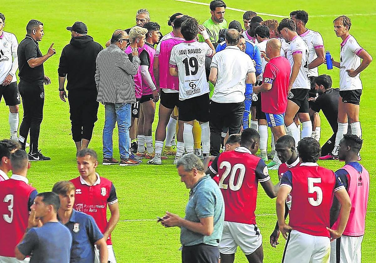 Los jugadores del Salamanca y del Ávila hacen sus respectivos corros en el partido del fin de semana.