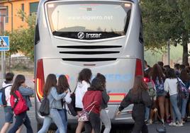 Escolares cruzan por la zona donde se ha producido el atropello este martes.