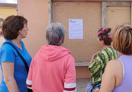 Varias vecinas de Traspinedo leen el cartel lanzado por la Mancomunidad.