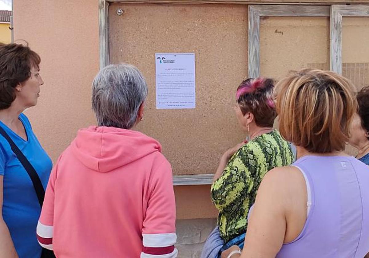 Varias vecinas de Traspinedo leen el cartel lanzado por la Mancomunidad.