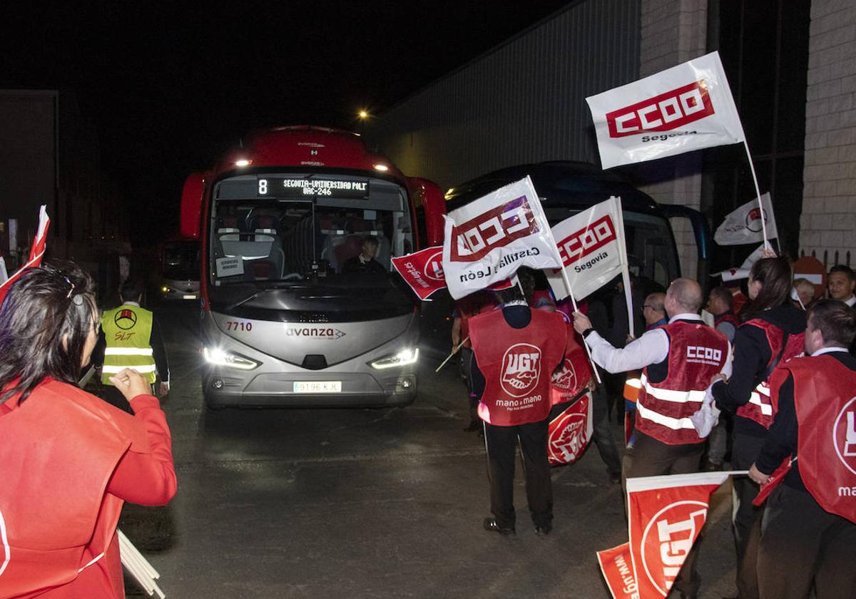 Varias personas participan en uno de los piquetes celebrados por la huelga.