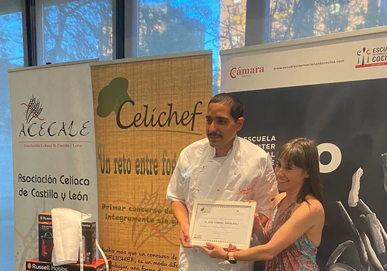 El ganador de Celichef 2023, José Gabriel Simón y la presidenta de ACECALE, Patricia García