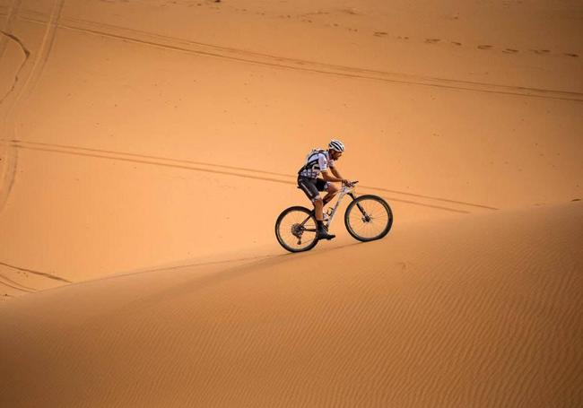 La inestabilidad de las dunas y las altas temperaturas acompañan a los ciclistas.