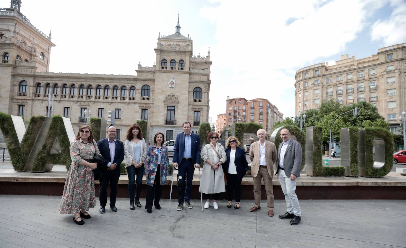 Imágenes de la visita de la ministra de Defensa a Valladolid