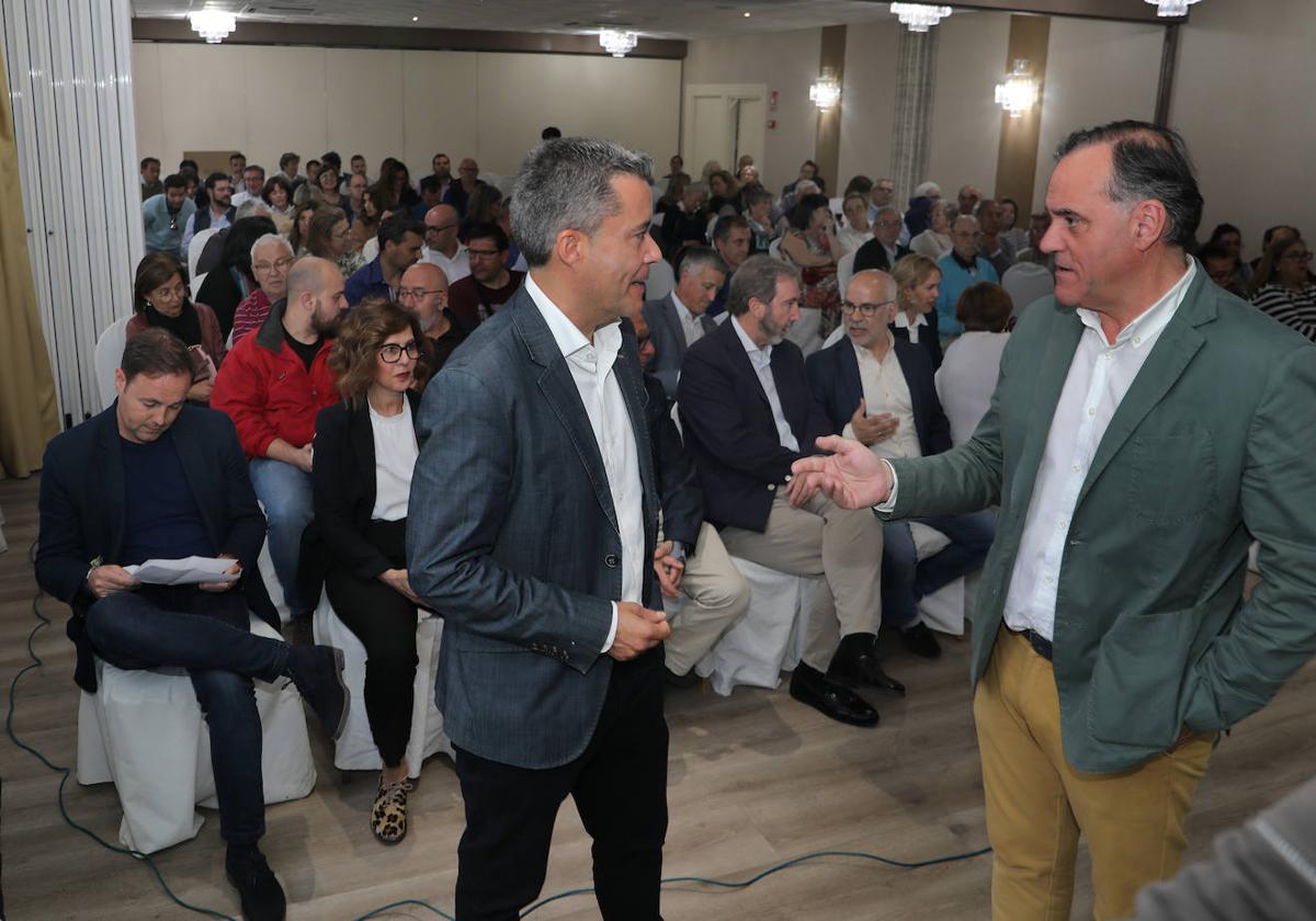 Domi Curiel, a la derecha, conversa con el número 2 en la lista, Diego Isabel Lamoneda, en el acto de presentación del programa.