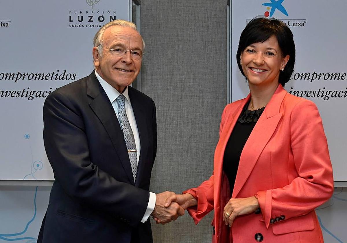 El presidente de la Fundación 'la Caixa', Isidro Fainé, y la presidenta ejecutiva de la Fundación Francisco Luzón, María José Arregui, tras firmar la renovación de la colaboración entre ambas entidades.
