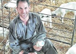 Sergio Lázaro en plena labor de alimentar a los corderos.