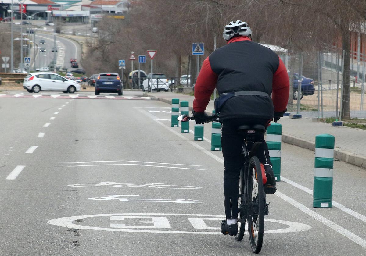 Un ciclista circula por un tramo del carril bici de la ciudad.