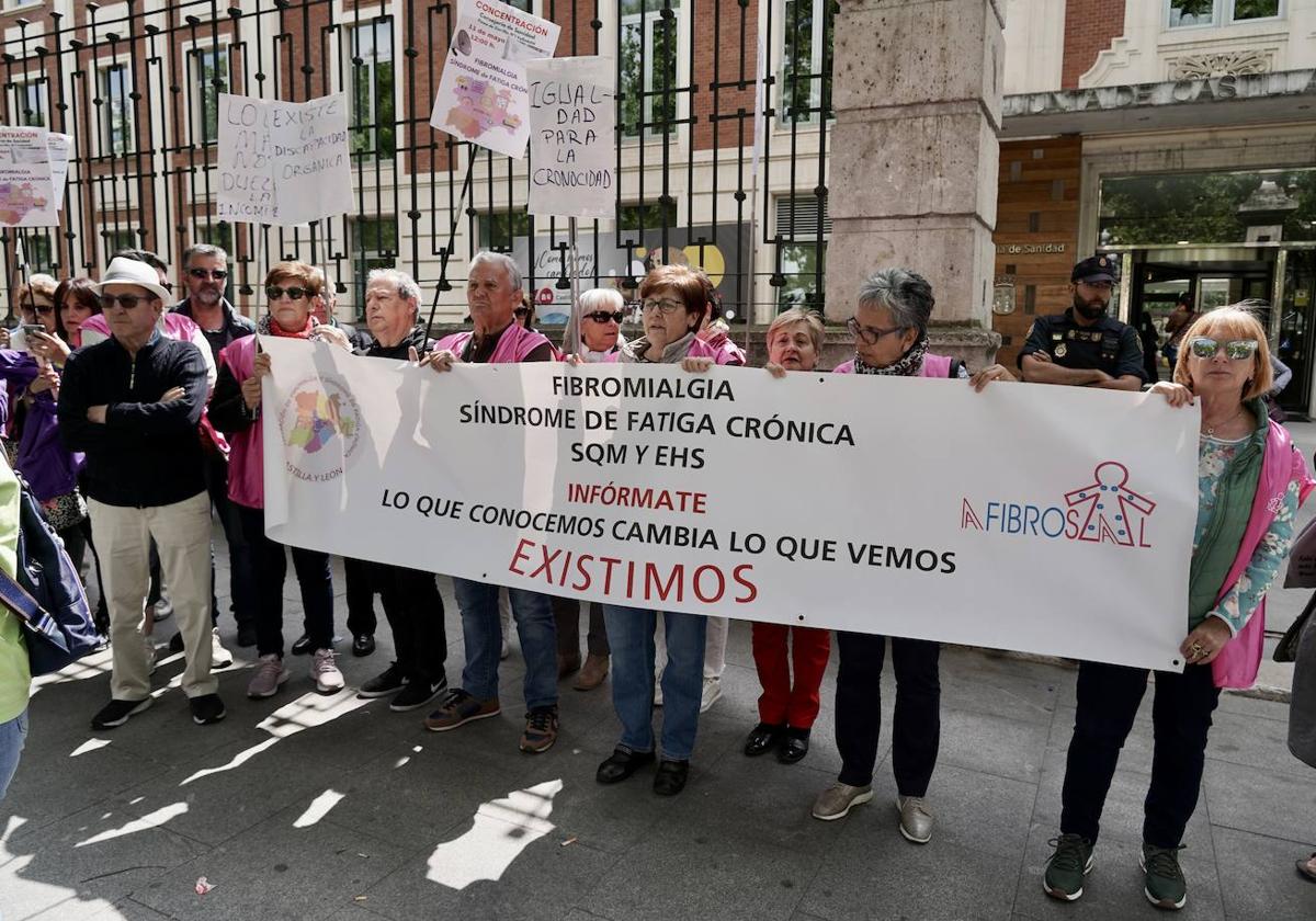 Concentración este jueves de la Federación de Fibromialgia frente a la Consejería de Sanidad.