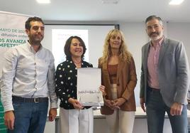 Mercedes Fernández (segunda por la izquierda), junto al decano de la Facultad de Enfermería; la presidenta del Colegio Profesional de Enfermería de Valladolid y el director de Enfermería del Hospital Clínico de Valladolid.