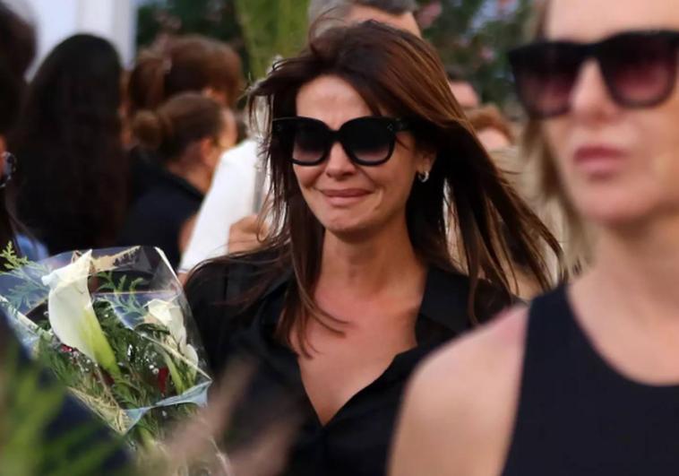 María José Suárez, desconsolada en el funeral de Cristo Báñez.