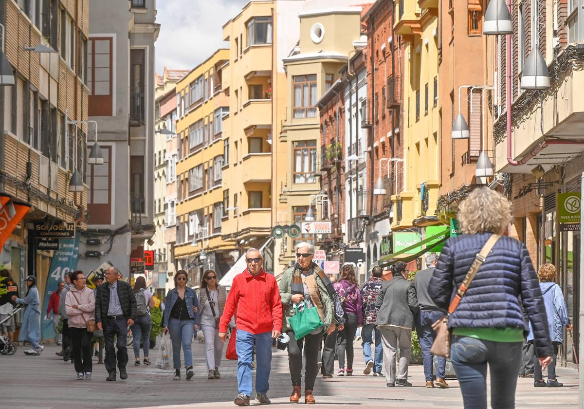 Varias personas caminan por la calle Mantería.