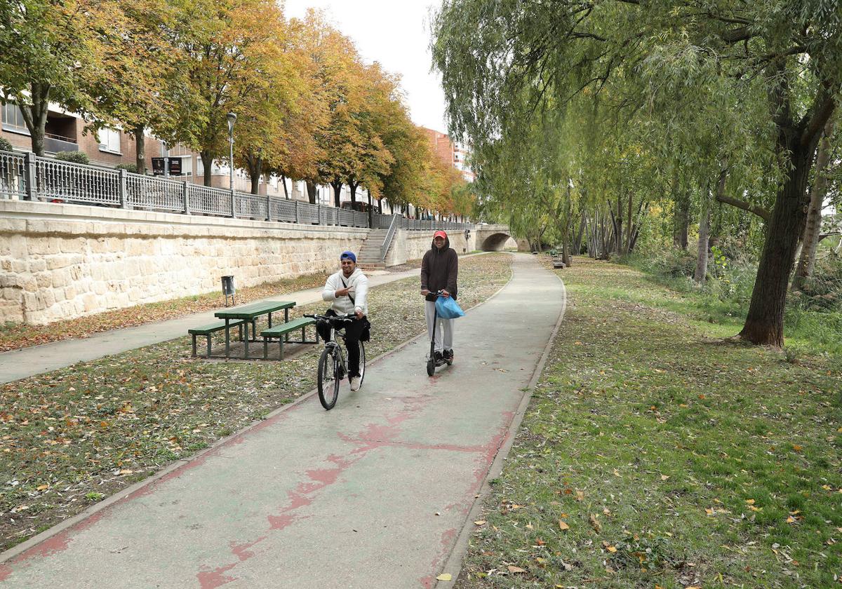 Carriles para peatones y bicicletas en la orilla del río.