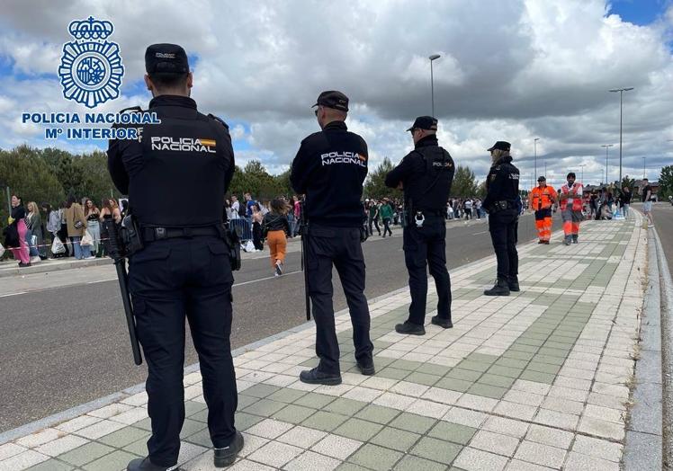 Imagen principal - Unidades motorizadas, de intervención y guías caninos, durante la fiesta. 