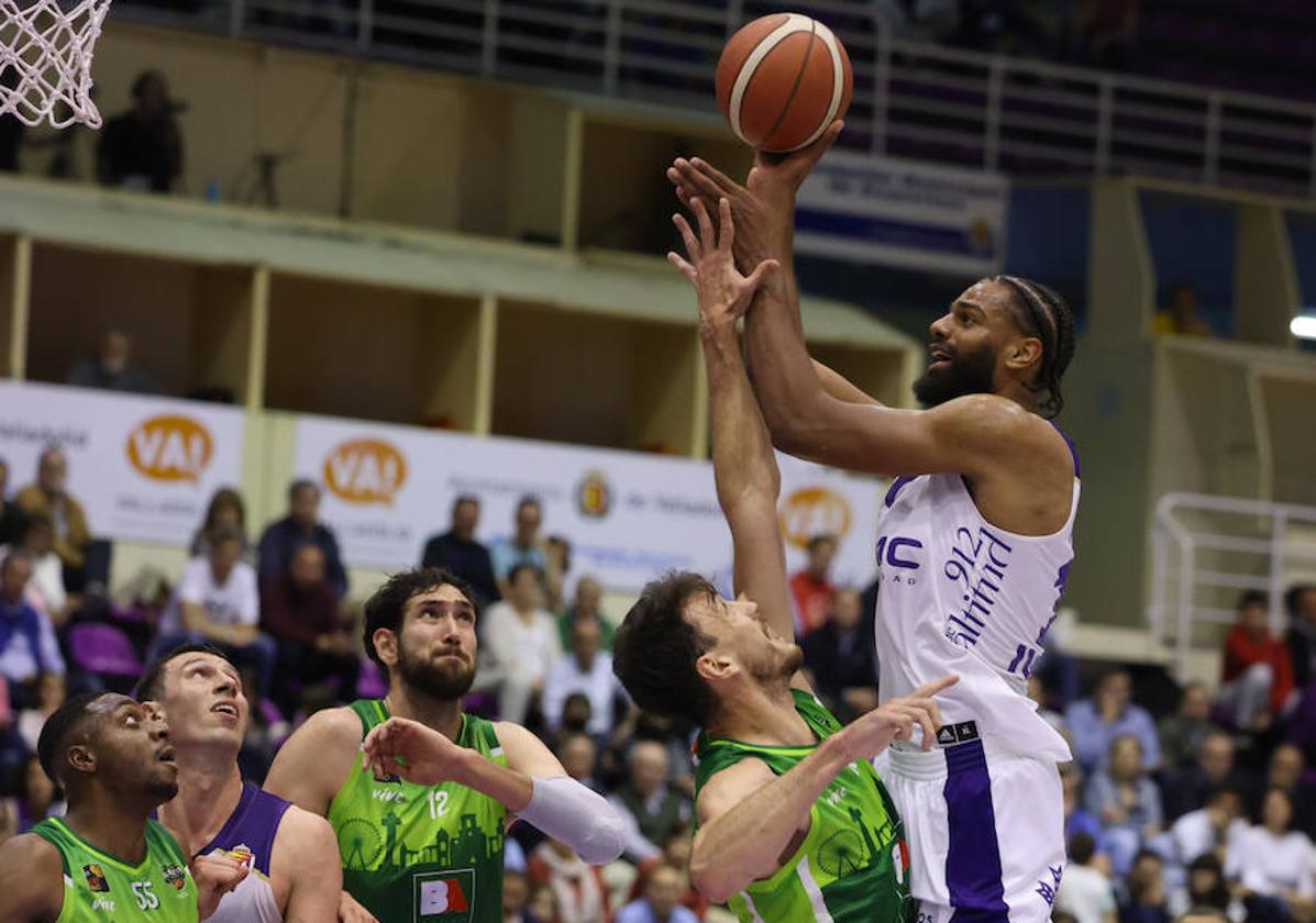 Lucas N'Guessan, uno de los destacados, se levanta para dejar un tiro.