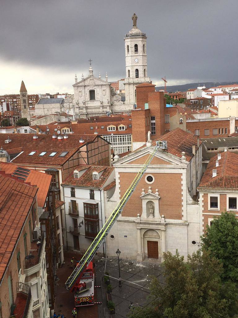 Imágenes tras la caída del rayo sobre la cruz de la Capilla de las Esclavas