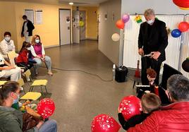 Espectáculo de marionetas en el vestíbulo del Hospital General para los niños y adolescentes hospitalizados.