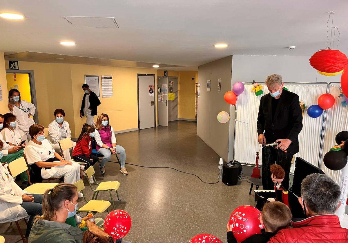 Espectáculo de marionetas en el vestíbulo del Hospital General para los niños y adolescentes hospitalizados.