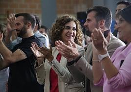 La ministra de Hacienda besa al candidato del PSOE en Zamora, David Gago.