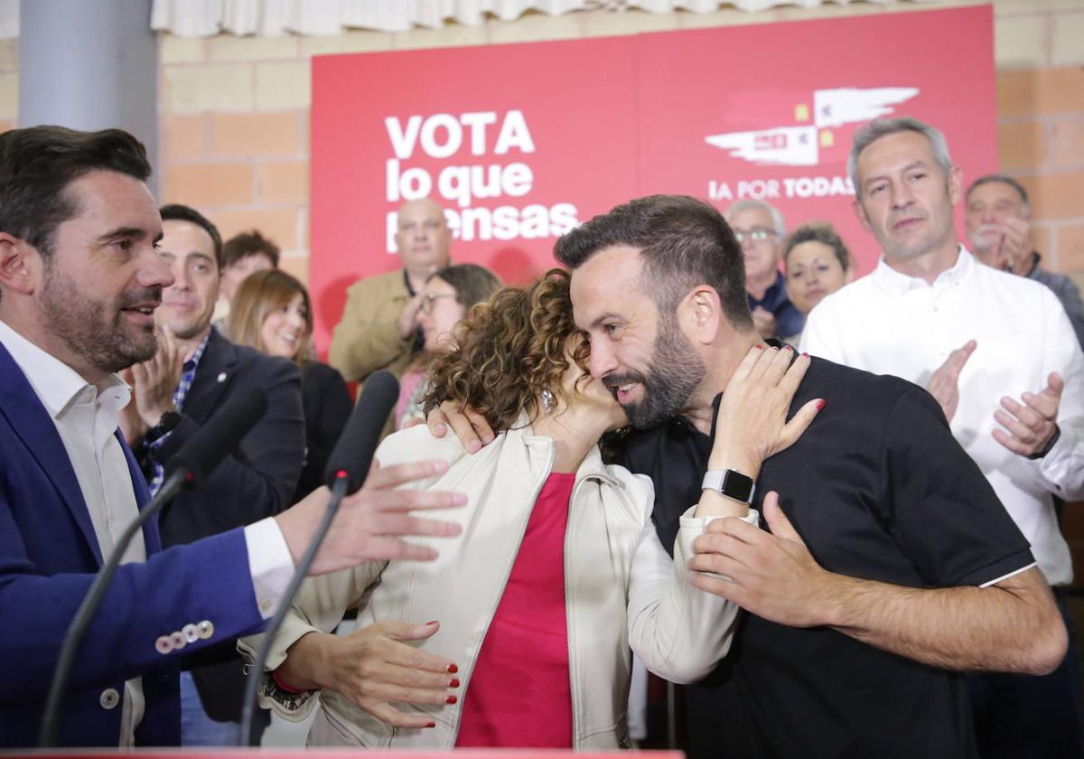 La ministra de Hacienda besa al candidato del PSOE en Zamora, David Gago.