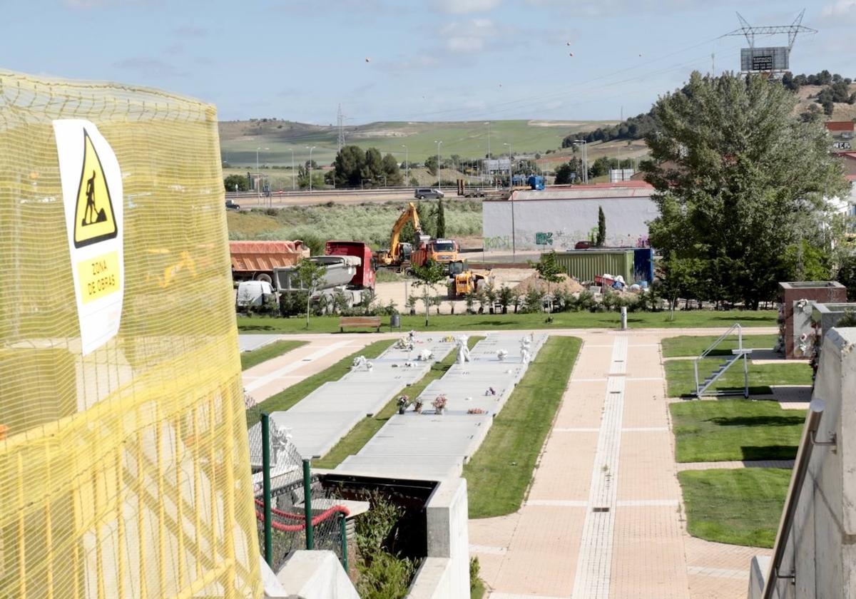 Las máquinas trabajan en las obras del cementerio de Las Contiendas.