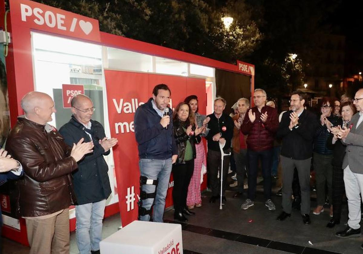 Óscar Puente, actual alcalde y candidato del PSOE, en la pegada de carteles