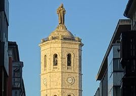 Estatua del Sagrado Corazón de Jesús en la torre de la catedral de Valladolid.